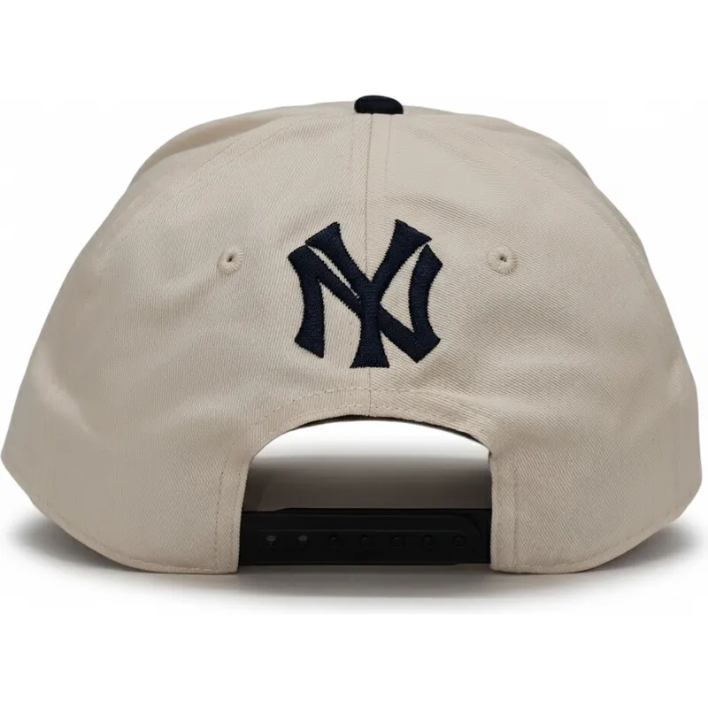 beige-und-schwarze-gebogene-snapback-kappe-rise-structured-der-new-york-yankees-mlb-von-nike