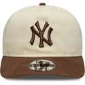 buet-beige-og-brun-justerbar-kasket-9fifty-a-frame-suede-visor-fra-new-york-yankees-mlb-fra-new-era