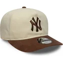beige-und-braune-verstellbare-curved-cap-9fifty-a-frame-suede-visor-der-new-york-yankees-mlb-von-new-era
