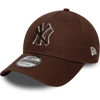 Cappellino curvo marrone regolabile con logo marrone 9FORTY Outline di New York Yankees MLB di New Era