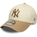 buet-beige-og-brun-justerbar-kasket-med-brunt-logo-9forty-colour-block-fra-new-york-yankees-mlb-fra-new-era