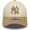 bojd-beige-och-brun-justerbar-keps-med-brunt-logo-9forty-colour-block-fran-new-york-yankees-mlb-av-new-era