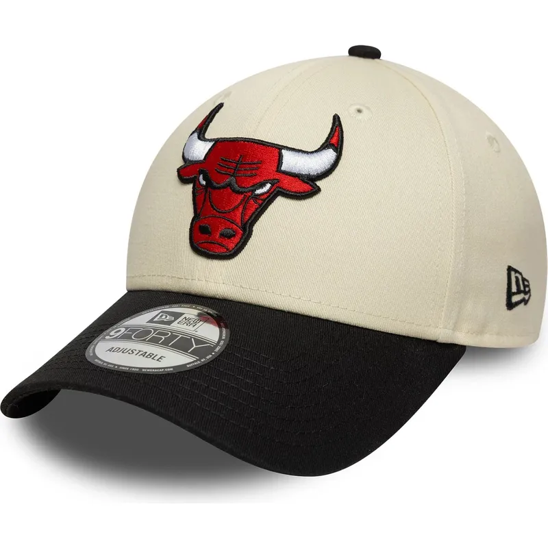 buet-beige-og-sort-justerbar-9forty-colour-block-kasket-fra-chicago-bulls-nba-fra-new-era