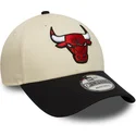 bojd-beige-och-svart-justerbar-keps-9forty-colour-block-fran-chicago-bulls-nba-av-new-era
