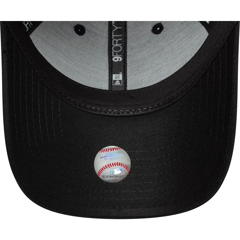 schwarze-gebogene-snapback-kappe-9forty-metallic-der-new-york-yankees-mlb-von-new-era