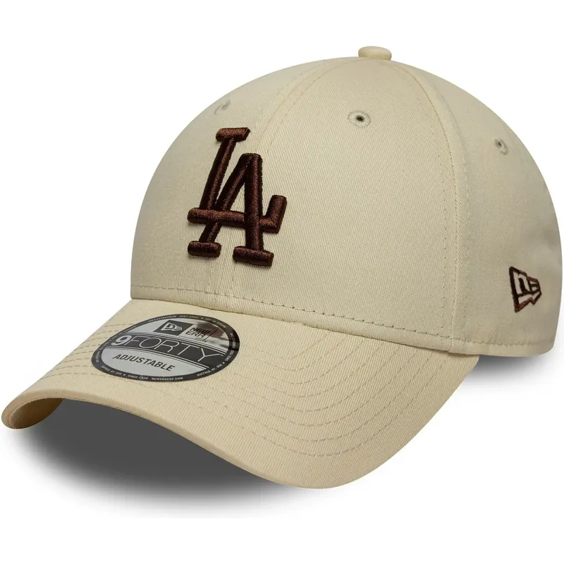beige-justerbar-buet-kasket-med-brunt-logo-9forty-league-essential-fra-los-angeles-dodgers-mlb-fra-new-era