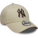 cappellino-curvo-beige-regolabile-9forty-camo-infill-di-new-york-yankees-mlb-di-new-era