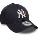 justerbar-marinebla-kurvet-kasket-9forty-fruit-icon-fra-new-york-yankees-mlb-fra-new-era