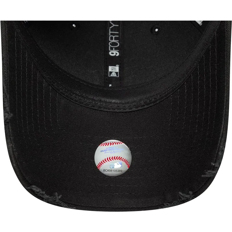 svart-bojd-justerbar-keps-med-svart-logotyp-9forty-wash-distress-fran-new-york-yankees-mlb-av-new-era