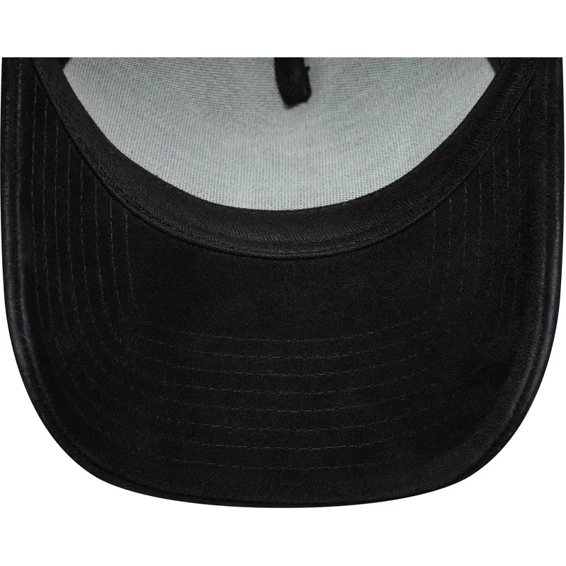 svart-bojd-justerbar-keps-9forty-e-frame-img-suede-fran-new-era