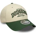 beige-og-gron-justerbar-kurvet-kasket-9forty-m-crown-wordmark-fra-los-angeles-dodgers-mlb-fra-new-era