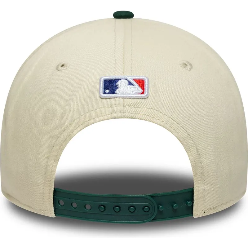 beige-und-grune-gebogene-snapback-kappe-9forty-m-crown-von-oakland-athletics-mlb-von-new-era