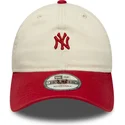 buet-beige-og-rod-justerbar-kasket-9twenty-mini-washed-fra-new-york-yankees-mlb-fra-new-era