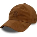 brun-bojd-justerbar-keps-med-brunt-9twenty-suede-logotyp-fran-new-york-yankees-mlb-av-new-era