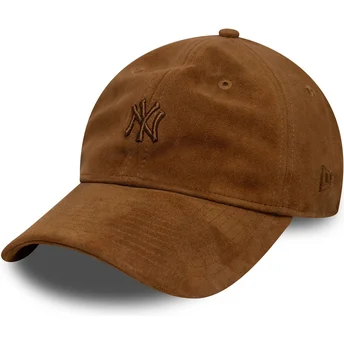 Gorra curva marrón ajustable con logo marrón 9TWENTY Suede de New York Yankees MLB de New Era