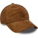 brazowa-regulowana-czapka-z-zakrzywionym-daszkiem-z-brazowym-logo-9twenty-suede-new-york-yankees-mlb-new-era