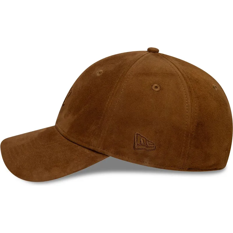 brun-justerbar-buet-kasket-med-brunt-logo-9twenty-suede-fra-new-york-yankees-mlb-fra-new-era