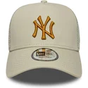 beige-trucker-cap-mit-braunem-logo-a-frame-league-essential-der-new-york-yankees-mlb-von-new-era
