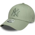 lysegron-justerbar-kurvet-kasket-med-gront-logo-til-kvinder-9forty-league-essential-fra-new-york-yankees-mlb-fra-new-era
