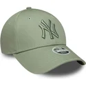 lysegron-justerbar-kurvet-kasket-med-gront-logo-til-kvinder-9forty-league-essential-fra-new-york-yankees-mlb-fra-new-era