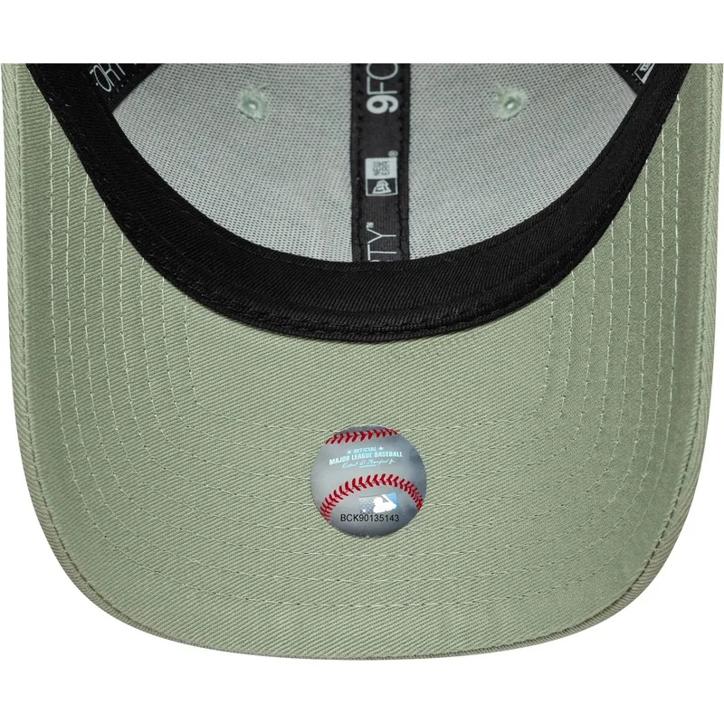casquette-courbee-verte-claire-ajustable-avec-logo-vert-pour-femme-9forty-league-essential-new-york-yankees-mlb-new-era