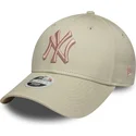 cappellino-curvo-beige-regolabile-con-logo-rosa-da-donna-9forty-league-essential-dei-new-york-yankees-mlb-di-new-era