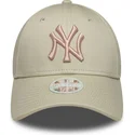 buet-beige-justerbar-kasket-med-lyserodt-logo-til-kvinder-9forty-league-essential-fra-new-york-yankees-mlb-fra-new-era