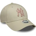beige-gebogene-verstellbare-kappe-mit-rosa-logo-fur-damen-9forty-league-essential-der-new-york-yankees-mlb-von-new-era