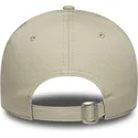 buet-beige-justerbar-kasket-med-lyserodt-logo-til-kvinder-9forty-league-essential-fra-new-york-yankees-mlb-fra-new-era