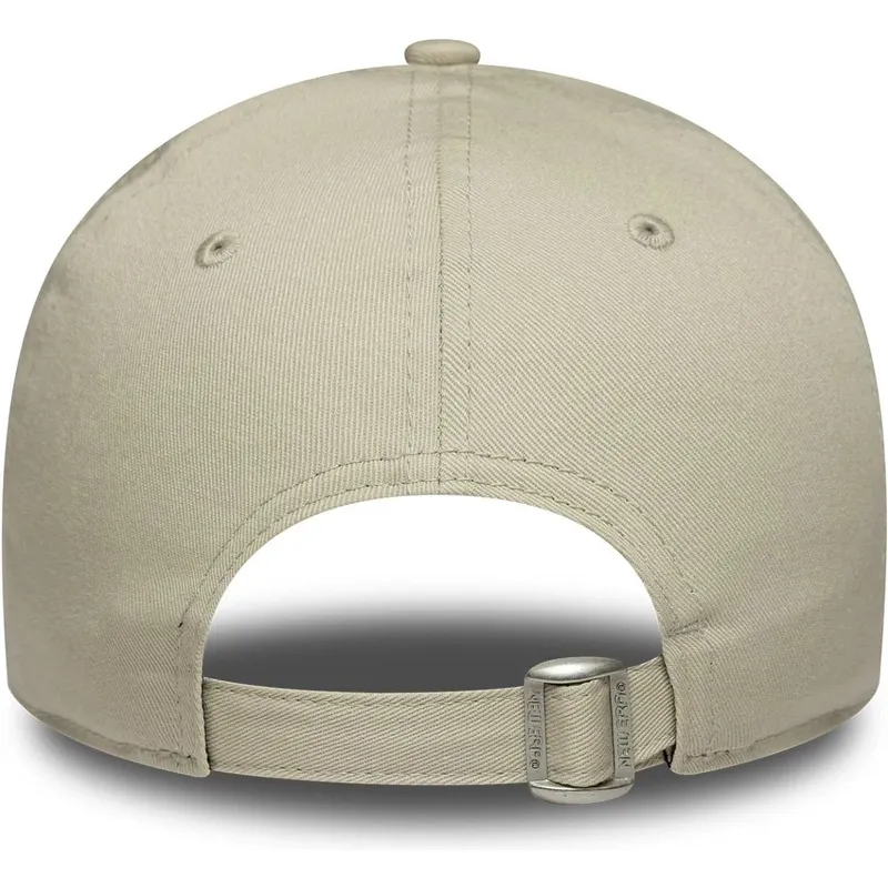 buet-beige-justerbar-kasket-med-lyserodt-logo-til-kvinder-9forty-league-essential-fra-new-york-yankees-mlb-fra-new-era