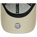 beige-gebogene-verstellbare-kappe-mit-rosa-logo-fur-damen-9forty-league-essential-der-new-york-yankees-mlb-von-new-era
