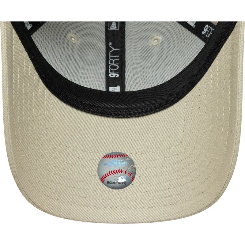 bojd-beige-justerbar-keps-med-rosa-logotyp-for-dam-9forty-league-essential-fran-new-york-yankees-mlb-av-new-era