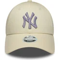 buet-beige-justerbar-kasket-med-lilla-logo-til-kvinder-9forty-metallic-logo-fra-new-york-yankees-mlb-fra-new-era