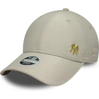 Cappellino curvo beige regolabile con logo dorato da donna 9FORTY Flawless dei New York Yankees MLB di New Era