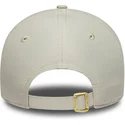 gorra-curva-beige-ajustable-con-logo-dorado-para-mujer-9forty-flawless-de-new-york-yankees-mlb-de-new-era