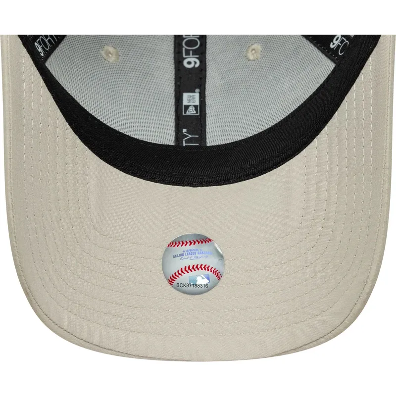 new-era-curved-brim-women-golden-logo-9forty-flawless-new-york-yankees-mlb-beige-adjustable-cap