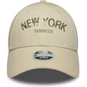 bezowa-regulowana-czapka-z-daszkiem-dla-kobiet-9forty-sequin-wordmark-new-york-yankees-mlb-new-era