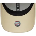 buet-beige-justerbar-kasket-til-kvinder-9forty-sequin-wordmark-fra-new-york-yankees-mlb-fra-new-era