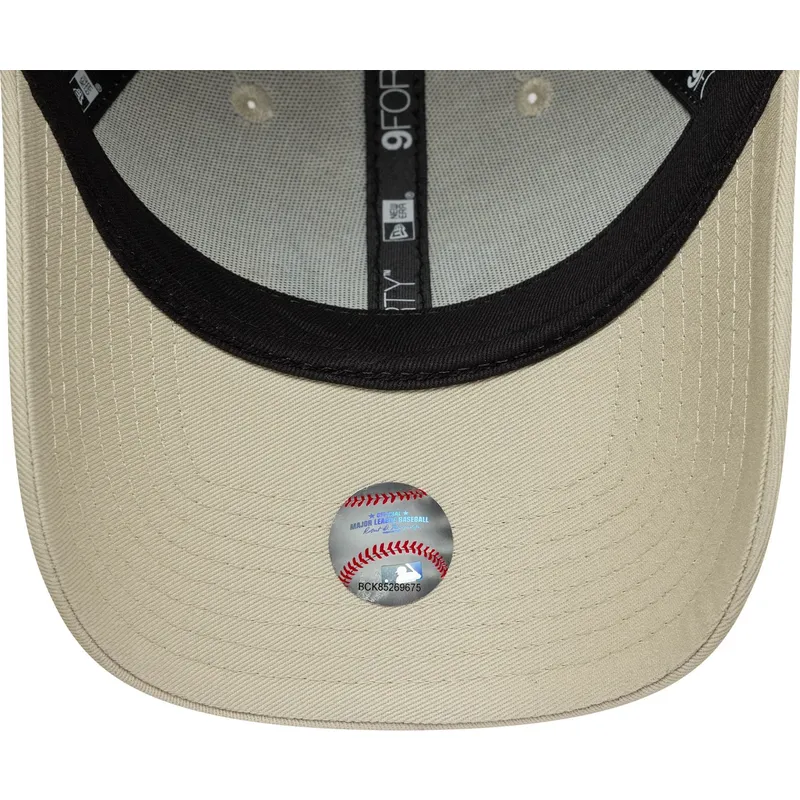 buet-beige-justerbar-kasket-til-kvinder-9forty-floral-icon-fra-new-york-yankees-mlb-fra-new-era