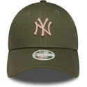 gron-justerbar-curved-kasket-med-lyserodt-logo-til-kvinder-9forty-league-essential-midi-fra-new-york-yankees-mlb-fra-new-era