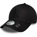 sort-justerbar-buet-kasket-med-sort-logo-til-kvinder-9forty-bow-back-fra-new-york-yankees-mlb-fra-new-era