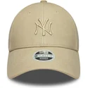 buet-beige-justerbar-kasket-med-beige-logo-til-kvinder-9forty-pu-fra-new-york-yankees-mlb-fra-new-era