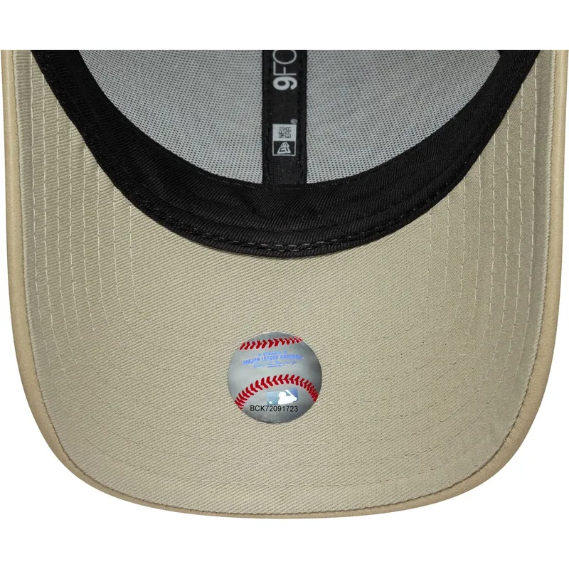 bezowa-regulowana-czapka-z-daszkiem-z-bezowym-logo-dla-kobiet-9forty-pu-new-york-yankees-mlb-new-era
