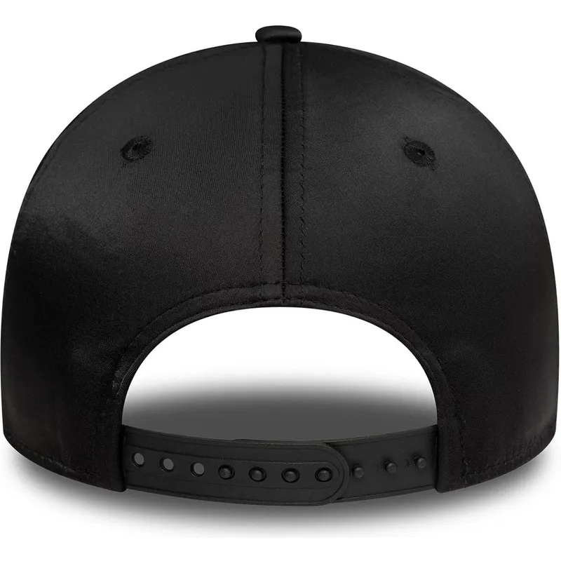 sort-buet-snapback-kasket-med-sort-logo-til-kvinder-9forty-satin-fra-new-york-yankees-mlb-fra-new-era