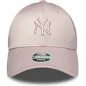 justerbar-lyserod-buet-kasket-med-lyserodt-logo-til-kvinder-9forty-satin-fra-new-york-yankees-mlb-fra-new-era