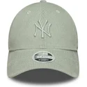 lysegron-justerbar-kurvet-kasket-med-gront-logo-til-kvinder-9forty-m-crown-pastel-cord-fra-new-york-yankees-mlb-fra-new-era