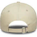 beige-justerbar-buet-kasket-med-beige-logo-til-kvinder-9twenty-league-essential-midi-fra-los-angeles-dodgers-mlb-fra-new-era