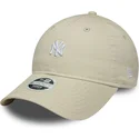 buet-beige-justerbar-kasket-til-kvinder-9twenty-washed-mini-fra-new-york-yankees-mlb-fra-new-era