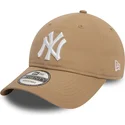 cappellino-visiera-curva-marrone-chiaro-regolabile-9twenty-league-essential-di-new-york-yankees-mlb-di-new-era