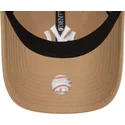 gorra-curva-marron-claro-ajustable-9twenty-league-essential-de-new-york-yankees-mlb-de-new-era